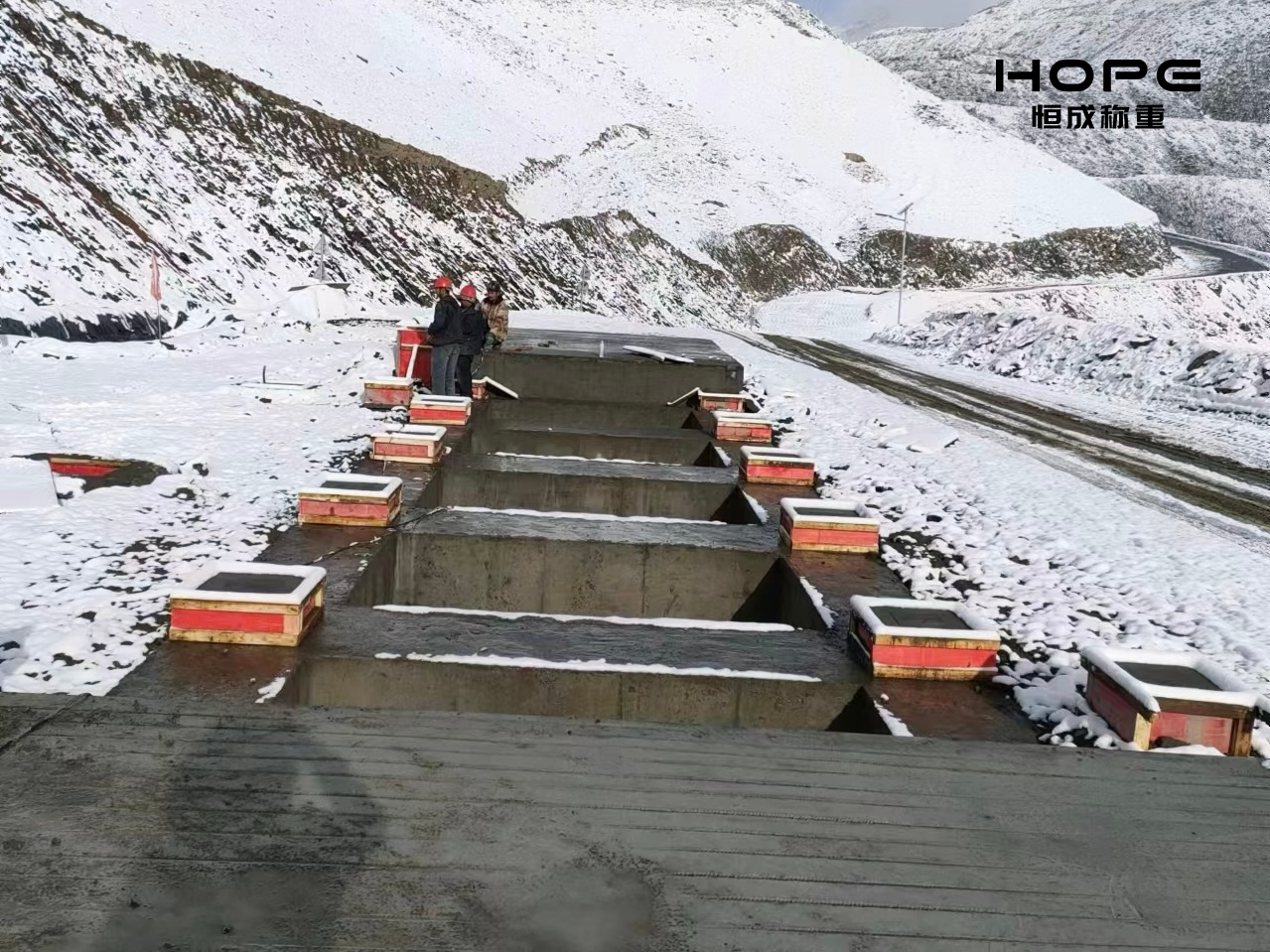 新疆維吾爾自治區(qū)250T帶護(hù)欄汽車衡安裝